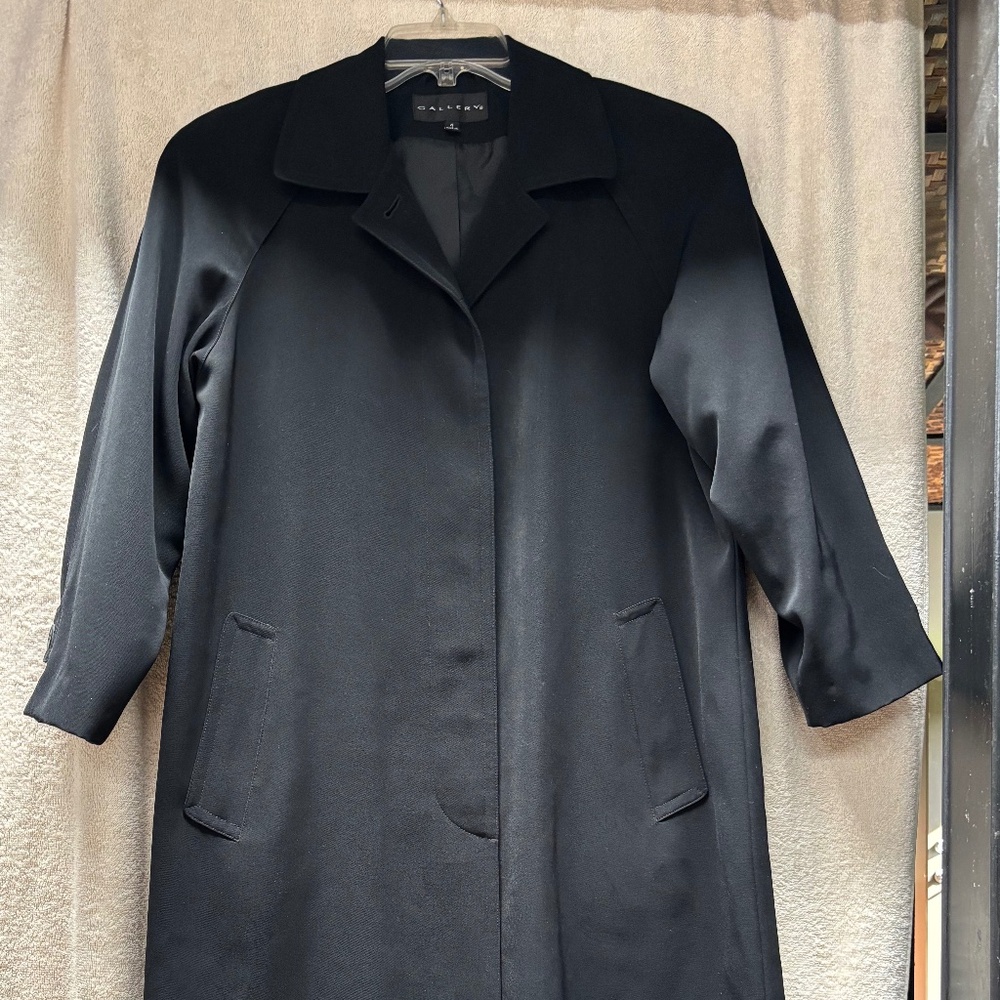 EUC Women's Gallery Black Raincoat size 4, lined, hidden buttons, pockets.
